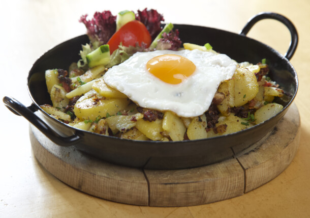     Tiroler Gröstl (tradicionalno jelo sa jajima, krumpirom i komadićima mesa), sirana Eng Alm u Tirolu 
